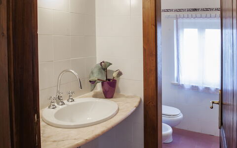 Villa Degli Aranci: Brun, Spejl, Tap, Håndvask, Sanitærarmatur, Badeværelsesvask, Ejendom, Fotografi, Purple, Badeværelse