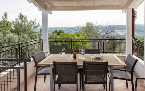 Villa Degli Aranci: Bord, Møbel, Himmel, Ejendom, Stol, Skygge, Træ, Veranda, Indretning, Etage