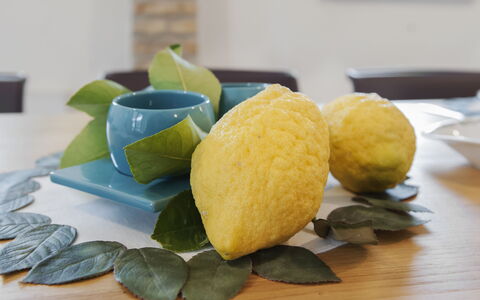 Villa Degli Aranci: Mad, Bordservice, Bord, Tallerkner, Ingrediens, Frugt, Serveware, Køkken, Fad