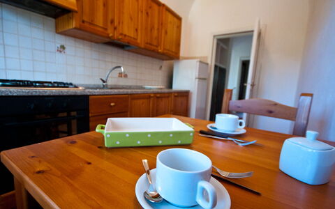 Holiday Home Giannella: Bord, Bordservice, Ejendom, Cabinetry, Møbel, Drinkware, Tallerkner, Kaffekop, Kop, Træ