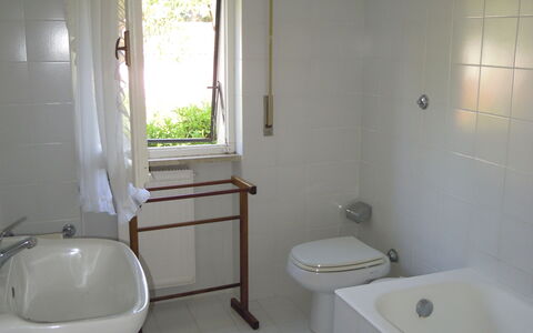 Casa Argentario: Sanitærarmatur, Ejendom, Badekar, Håndvask, Tap, Badeværelse, Vindue, Bygning, Purple