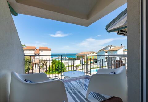 Conero Suite: Himmel, Sky, Daytime, Bygning, Ejendom, Skygge, Azure, Arkitektur, Indretning