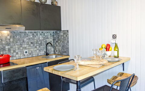 Le Roc de Peclet: Cabinetry, Countertop, Tap, Ejendom, Håndvask, Møbel, Bord, Køkkenvask, Træ, Sanitærarmatur
