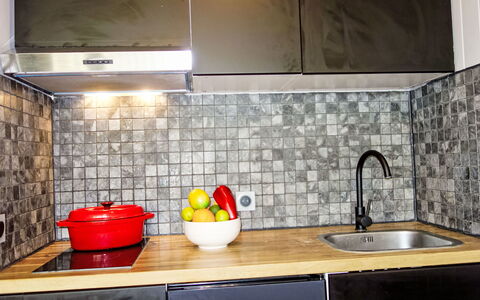 Le Roc de Peclet: Countertop, Tap, Køkkenvask, Sanitærarmatur, Håndvask, Cabinetry, Køkken, Komfur, Træ, Belysning