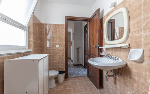 Villa Il Pesco: Spejl, Brun, Tap, Håndvask, Badeværelsesvask, Ejendom, Sanitærarmatur, Bygning, Badeværelse, Træ