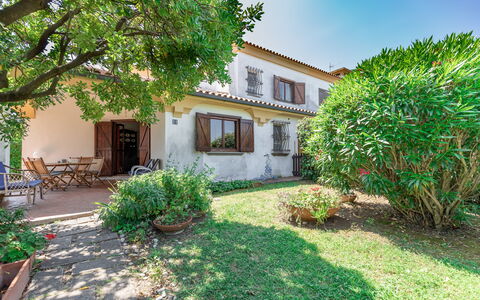 Villa Il Pesco: Plante, Bygning, Vindue, Himmel, Blomsterkrukke, Træ, Stueplante, Hus, Land Lot, Vegetationen