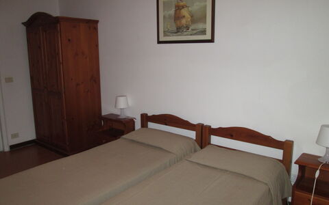 Giannella Holiday Apartment: Møbel, Ejendom, Komfort, Seng, Træ, Billedramme, Bygning, Indretning, Gulvbelægning, Bed Frame