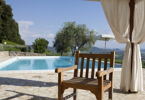 Chianti Resort: Himmel, Vand, Møbel, Ejendom, Plante, Svømmepøl, Azure, Skygge, Udendørs Møbler, Bord