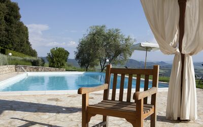 Chianti Resort: Himmel, Vand, Møbel, Ejendom, Plante, Svømmepøl, Azure, Skygge, Udendørs Møbler, Bord