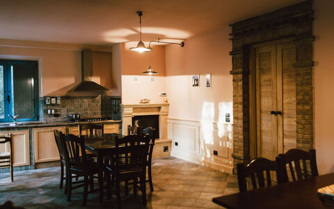 Villa Millefiori: Bord, Møbel, Stol, Køkken, Træ, Belysning, Countertop, Stue, Vindue, Gulvbelægning