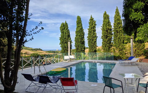 Villa Millefiori: Vand, Himmel, Plante, Sky, Møbel, Natur, Stol, Træ, Svømmepøl, Udendørs Møbler
