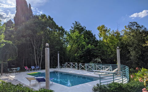 Villa Millefiori: Vand, Sky, Himmel, Plante, Vandressourcer, Azure, Svømmepøl, Træ, Naturlige Landskab, Arkitektur