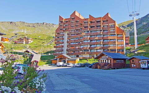 Val Thorens 130: Himmel, Bygning, Bjerg, Azure, Hus, Urban Design, Hældning, Plante, Landskab