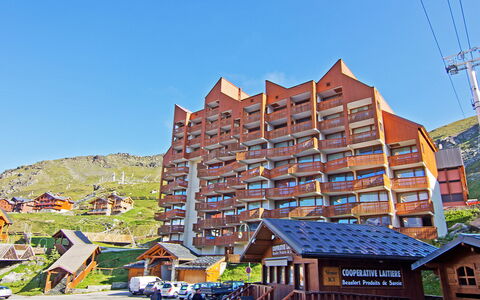 Val Thorens 130: Himmel, Bygning, Ejendom, Infrastruktur, Urban Design, Arkitektur, Kvarter, Boligområde, Træ