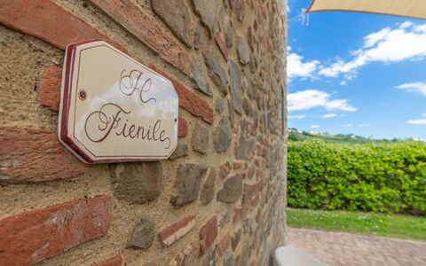Il Fienile Holiday Home: Plante, Ejendom, Himmel, Grøn, Blad, Sky, Træ, Arkitektur, Mursten