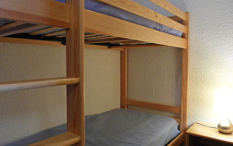 Val Thorens 140: Seng, Værelse, Møbel, Ejendom, Køjeseng, Hostel, Bygning, Bed Frame, Soveværelse, Sovesal