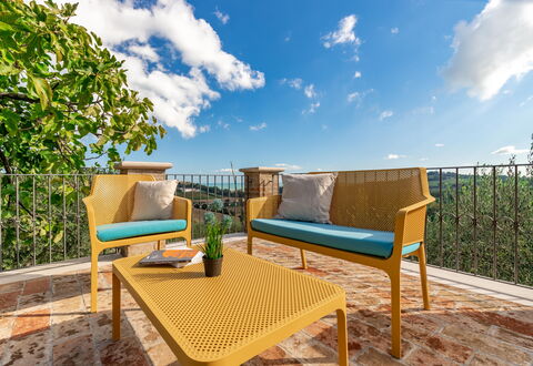 Villa Vagnini: Himmel, Sky, Plante, Møbel, Ejendom, Bord, Azure, Træ, Naturlige Landskab, Udendørs Møbler