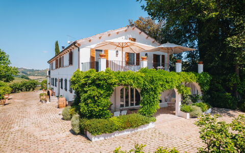 Villa La Picena: Hus, Hjem, Facade, Busk, Boligområde, Estate, Sommerhus, Dør, Altan