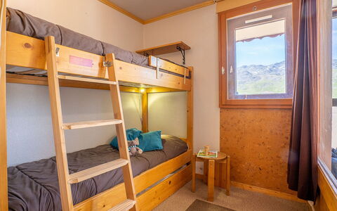 Eskival 106: Køjeseng, Bygning, Møbel, Vindue, Træ, Hus, Sovesal, Indretning, Hostel, Komfort