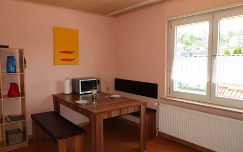 Leon: Ejendom, Bord, Møbel, Vindue, Bygning, Window Blind, Træ, Skrivebord, Hus, Indretning