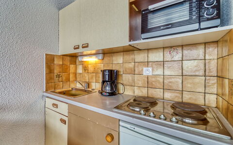 Eterlous 1Bis: Cabinetry, Ejendom, Countertop, Køkken Apparat, Køkken, Komfur, Gaskomfur, Husholdningsapparat, Cooktop, Træ