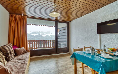 Eterlous 1Bis: Bord, Møbel, Bygning, Vindue, Træ, Skygge, Indretning, Arkitektur, Gulvbelægning, Etage