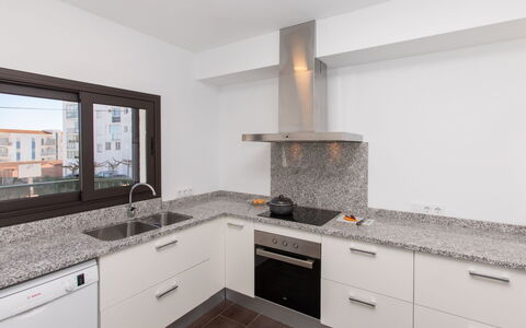 Estiu: Countertop, Cabinetry, Ejendom, Køkkenvask, Håndvask, Bygning, Tap, Køkken, Vindue, Komfur