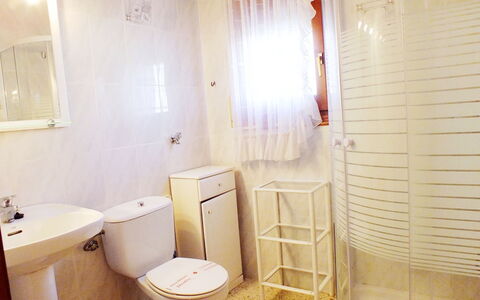 Villa Mar: Spejl, Sanitærarmatur, Håndvask, Toiletbræt, Badeværelse, Badeværelsesvask, Tap, Træ, Purple, Indretning