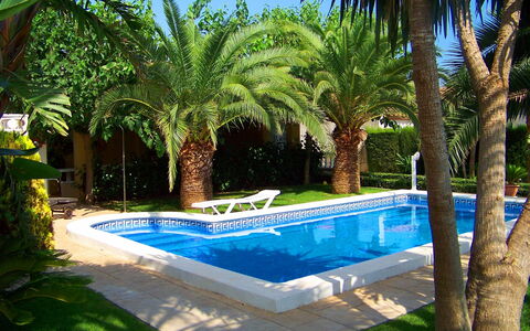 Villa Mar: Vand, Plante, Ejendom, Svømmepøl, Bygning, Træ, Botanik, Azure, Grøn, Skygge