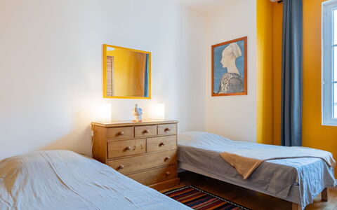 Le Six: Møbel, Ejendom, Bygning, Komfort, Billedramme, Azure, Bed Frame, Træ, Vindue, Textile