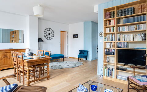 Le Six: Bord, Møbel, Azure, Blå, Hylde, Couch, Træ, Stue, Hus, Etage