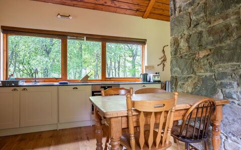 Riverside Cottage: Møbel, Vindue, Bygning, Træ, Countertop, Bord, Indretning, Cabinetry, Gulvbelægning, Etage