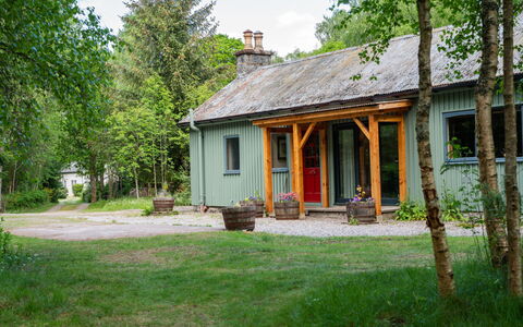 Riverside Cottage: Plante, Bygning, Vindue, Himmel, Træ, Hus, Land Lot, Naturlige Landskab, Græs, Sommerhus
