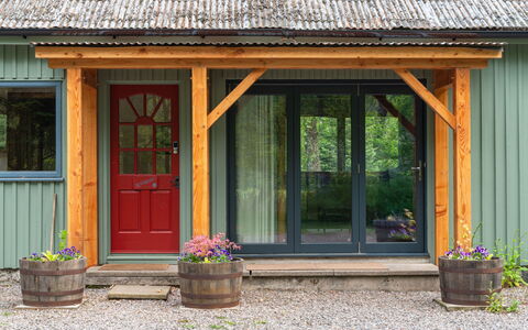 Riverside Cottage: Plante, Blomst, Ejendom, Vindue, Blomsterkrukke, Træ, Stueplante, Bygning, Væg