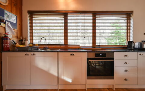 Riverside Cottage: Cabinetry, Countertop, Ejendom, Vindue, Møbel, Bygning, Køkken Apparat, Træ, Komfur, Husholdningsapparat