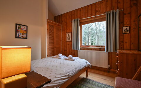 Riverside Cottage: Væg, Indretning, Seng, Soveværelse, Træ, Gulvbelægning, Etage, Møbel, Sengetøj, Loft