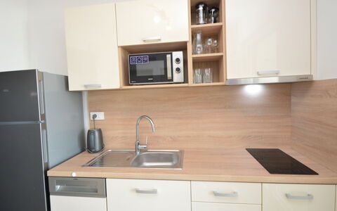 Murter Jezera 108: Møbel, Ejendom, Bord, Cabinetry, Stol, Træ, Bygning, Belysning, Countertop, Indretning