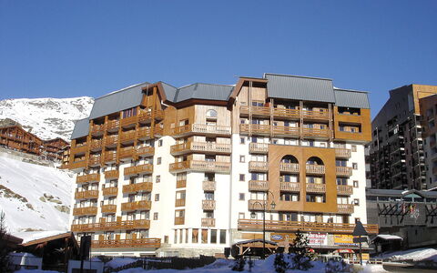 Val Thorens 190: Himmel, Bygning, Ejendom, Vindue, Azure, Sne, Urban Design, Ejerlejlighed, Materielle Værdier, Boligområde