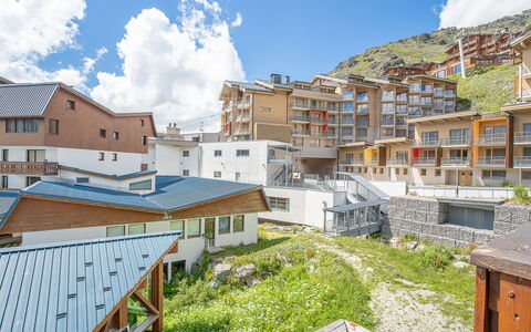 Val Thorens 190: Sky, Himmel, Bygning, Daytime, Ejendom, Plante, Vindue, Azure, Arkitektur, Urban Design