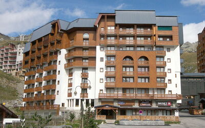Val Thorens 190: Sky, Bygning, Himmel, Daytime, Ejendom, Vindue, Plante, Højhus, Urban Design, Kvarter