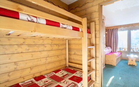 Val Thorens 200: Bygning, Træ, Gulvbelægning, Vindue, Etage, Hårdttræ, Hus, Komfort, Loft