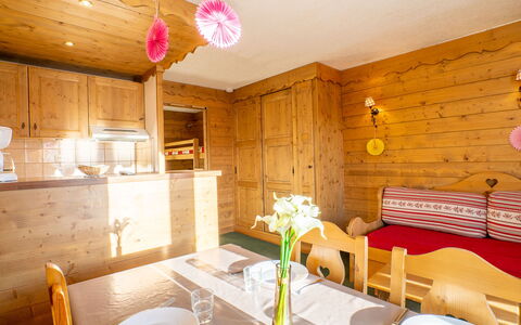 Val Thorens 200: Møbel, Bord, Ejendom, Bordservice, Blomst, Plante, Dekoration, Cabinetry, Indretning, Belysning