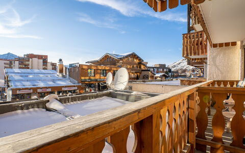 Val Thorens 200: Himmel, Sky, Daytime, Ejendom, Lys, Bygning, Træ, Arkitektur, Skygge, Ejendom