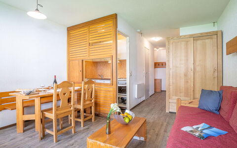 Val Thorens 200: Møbel, Bord, Ejendom, Træ, Bygning, Belysning, Indretning, Arkitektur, Etage, Stol