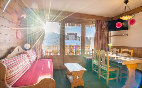 Val Thorens 200: Møbel, Ejendom, Bord, Blå, Træ, Indretning, Stol, Gulvbelægning, Etage, Stue