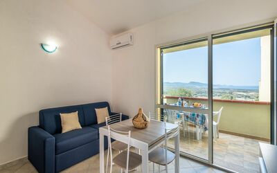 Sa Ventana 800.1: Bord, Ejendom, Møbel, Couch, Azure, Indretning, Træ, Stueplante, Vindue, Stue