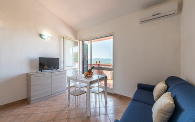 Sa Ventana 800.3: Bord, Møbel, Cabinetry, Træ, Couch, Stueplante, Indretning, Vindue, Stue, Countertop