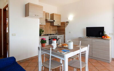 Sa Ventana 800.4: Bord, Møbel, Træ, Orange, Stueplante, Indretning, Etage, Gulvbelægning, Dør, Stue