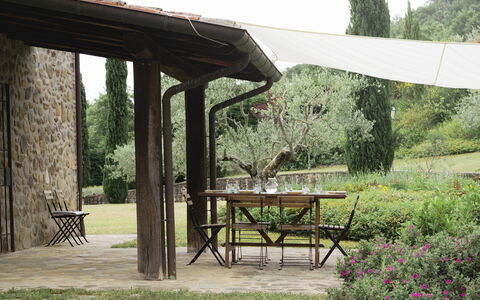 Villa San Leo: Plante, Bord, Ejendom, Møbel, Natur, Skygge, Træ, Udendørs Møbler, Udendørs Bord, Træ