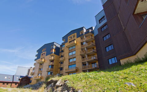Val Thorens 250: Himmel, Sky, Bygning, Plante, Vindue, Højhus, Urban Design, Vegetationen, Ejerlejlighed, Græs